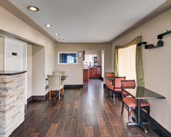 Imagen de los interiores del Hotel Rodeway Inn Gainesville I-35. Foto 19