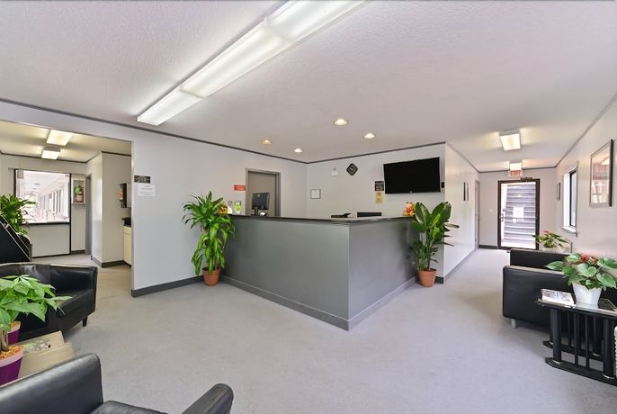 Imagen de los interiores del Hotel Rodeway Inn, Groton. Foto 20