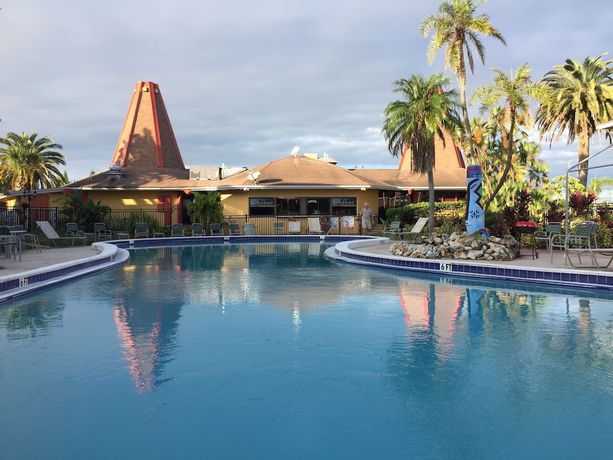 Imagen de la piscina del Hotel Rodeway Inn, Holiday. Foto 16