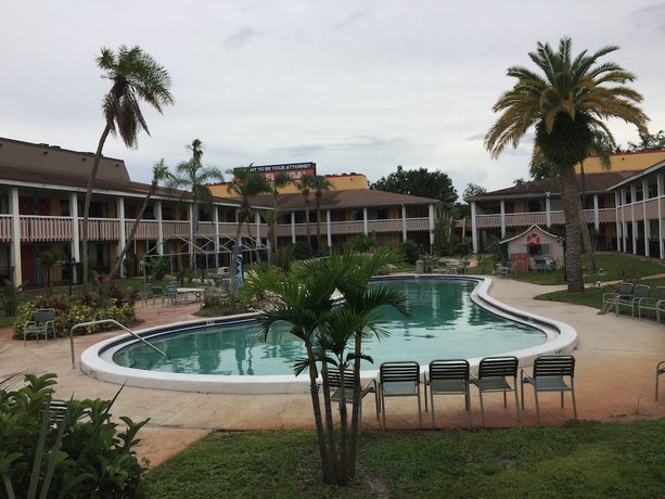Imagen de la piscina del Hotel Rodeway Inn, Holiday. Foto 17