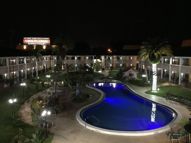 Imagen de la piscina del Hotel Rodeway Inn, Holiday. Foto 18