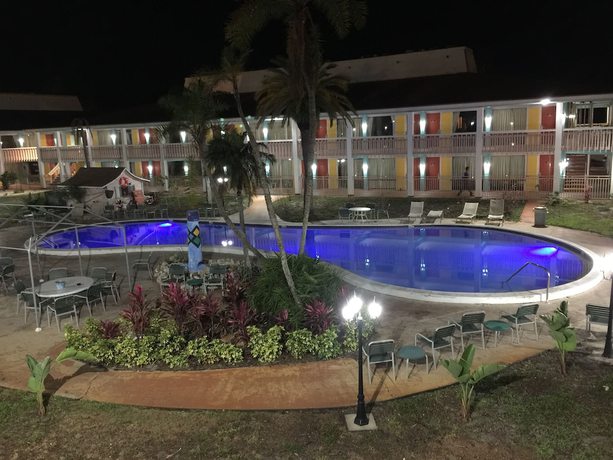 Imagen de la piscina del Hotel Rodeway Inn, Holiday. Foto 19