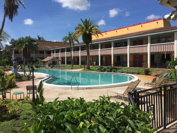 Imagen de la piscina del Hotel Rodeway Inn, Holiday. Foto 20