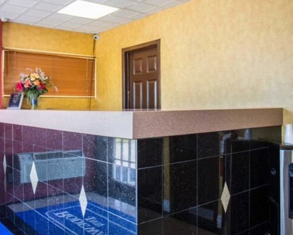 Imagen de los interiores del Hotel Rodeway Inn Huntington Station - Melville. Foto 18