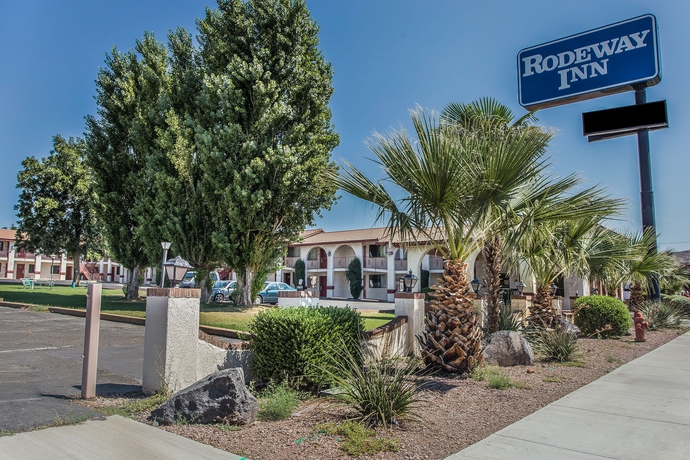 Imagen de los exteriores del Hotel Rodeway Inn Hurricane - Zion National Park Area. Foto 13