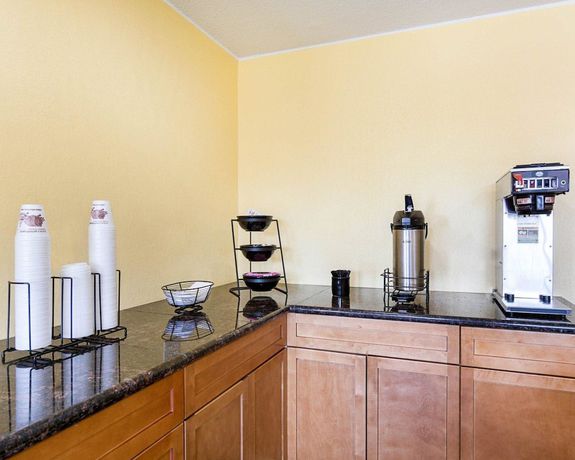 Imagen de los interiores del Hotel Rodeway Inn Joint Base Andrews Area. Foto 18