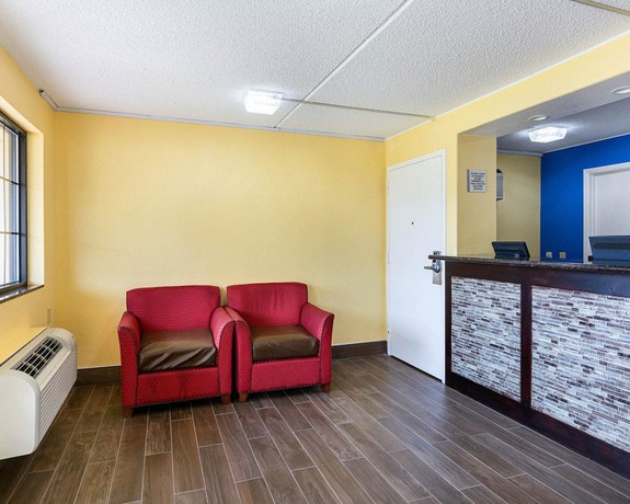 Imagen de los interiores del Hotel Rodeway Inn Joint Base Andrews Area. Foto 19