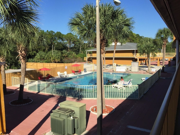 Imagen de la piscina del Hotel Rodeway Inn Kissimmee. Foto 14