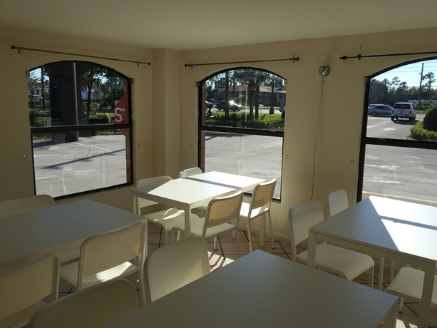Imagen del bar/restaurante del Hotel Rodeway Inn Kissimmee. Foto 3