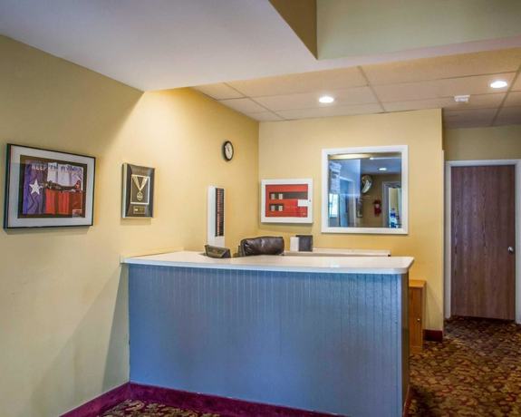 Imagen de los interiores del Hotel Rodeway Inn Lakeville. Foto 19