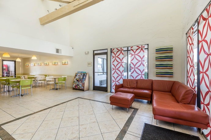 Imagen de los interiores del Hotel Rodeway Inn Magic Mountain Area. Foto 16