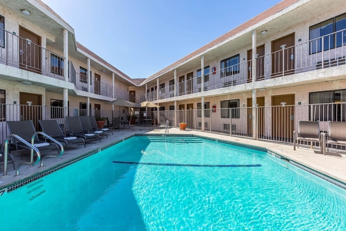 Imagen de la piscina del Hotel Rodeway Inn Magic Mountain Area. Foto 17