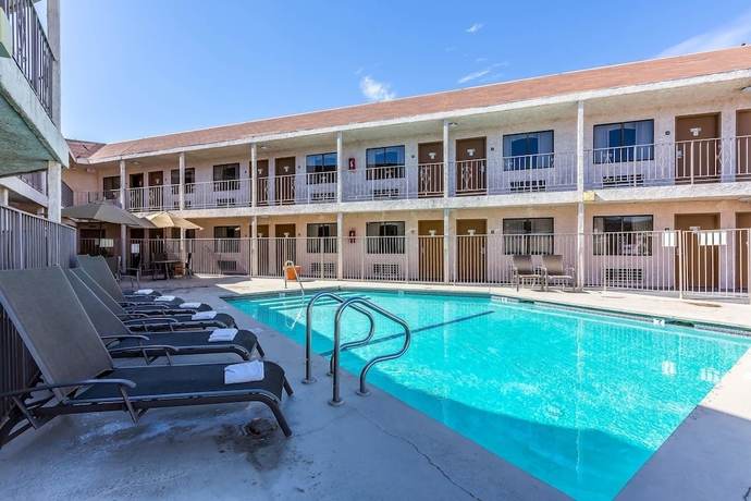 Imagen de la piscina del Hotel Rodeway Inn Magic Mountain Area. Foto 19