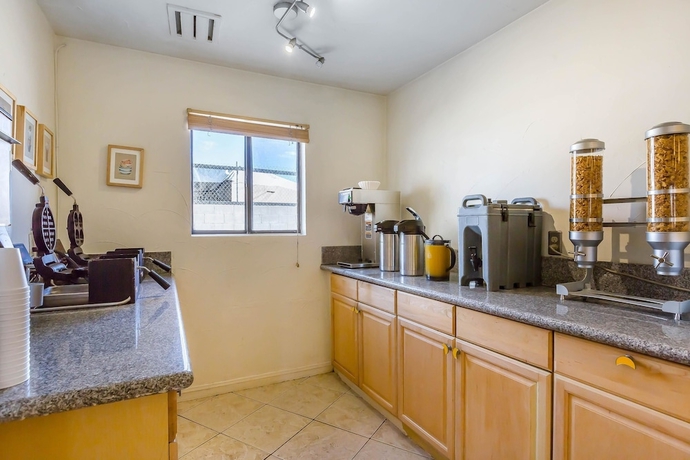 Imagen del bar/restaurante del Hotel Rodeway Inn Magic Mountain Area. Foto 3