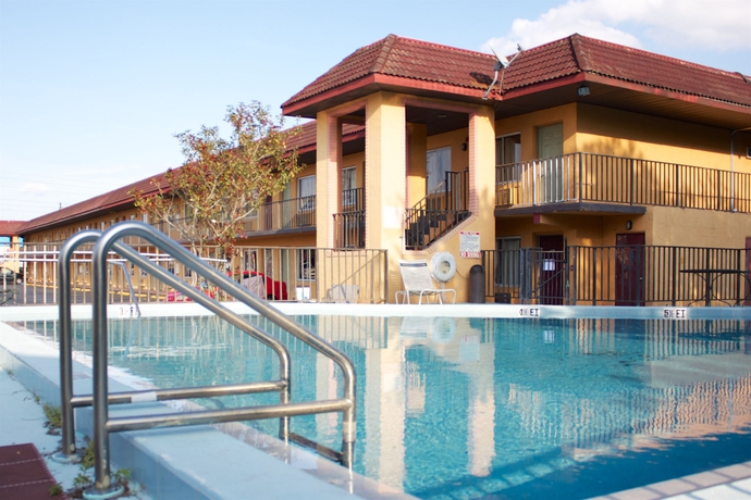 Imagen de la piscina del Hotel Rodeway Inn Maingate Central. Foto 14