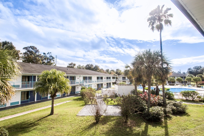 Imagen de los exteriores del Hotel Rodeway Inn Maingate. Foto 10