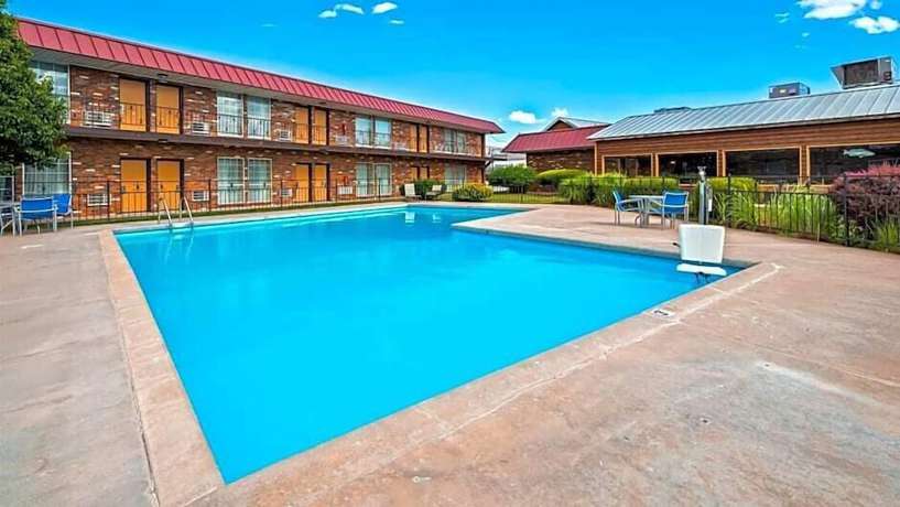 Imagen de la piscina del Hotel Rodeway Inn, Mcpherson. Foto 19