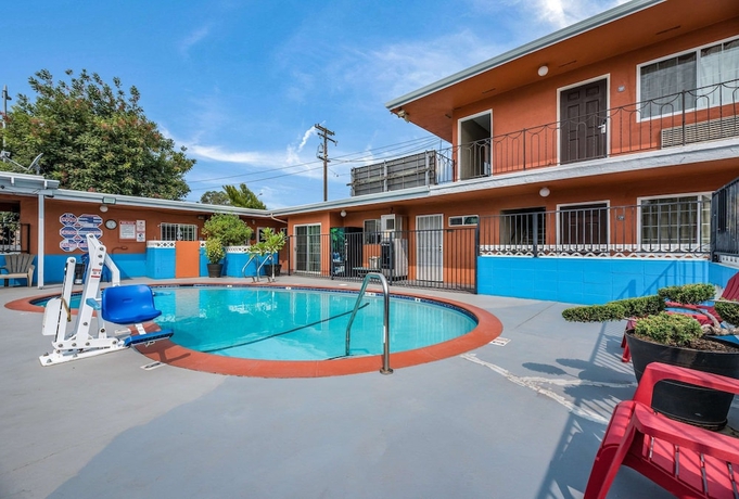 Imagen de la piscina del Hotel Rodeway Inn, Modesto. Foto 16