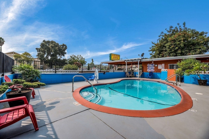 Imagen de la piscina del Hotel Rodeway Inn, Modesto. Foto 17