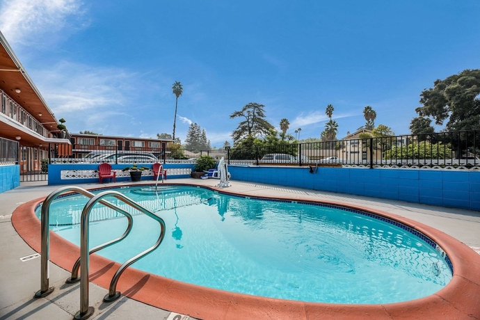Imagen de la piscina del Hotel Rodeway Inn, Modesto. Foto 19