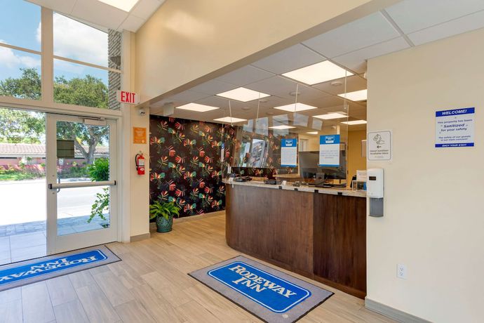 Imagen de los interiores del Hotel Rodeway Inn Near Hollywood Beach. Foto 19