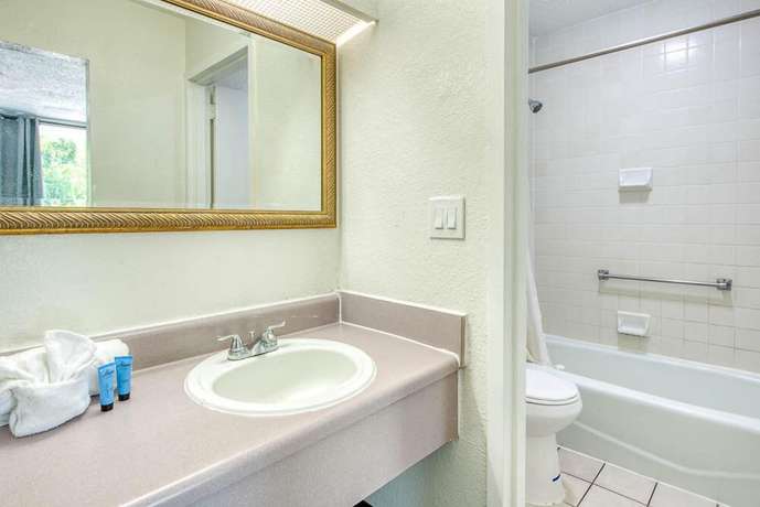 Imagen de la habitación del Hotel Rodeway Inn Orange Park - Jacksonville near Naval Air Station. Foto 12