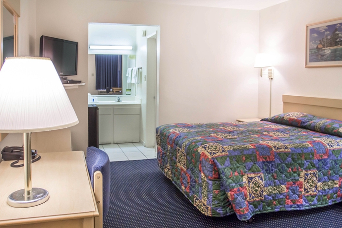 Imagen de la habitación del Hotel Rodeway Inn Regalodge. Foto 7