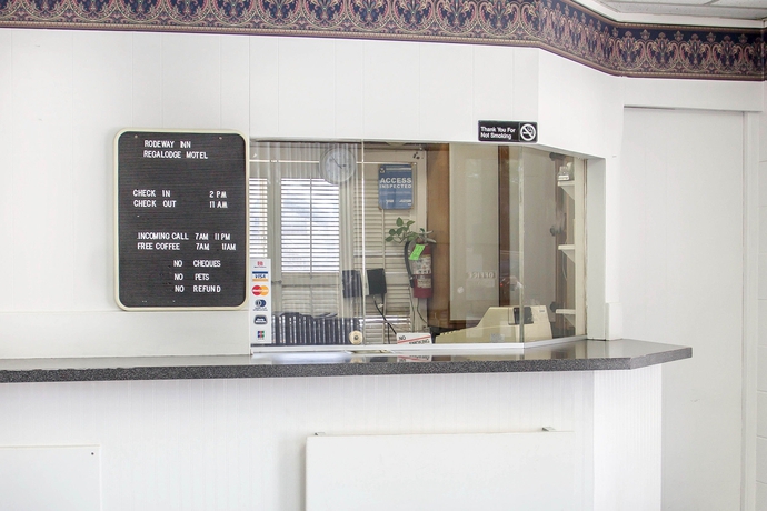 Imagen de los interiores del Hotel Rodeway Inn Regalodge. Foto 15