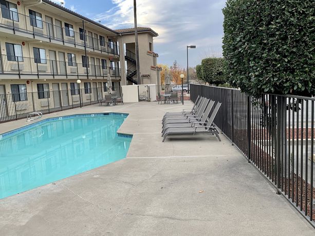 Imagen de la piscina del Hotel Rodeway Inn Sacramento - University Area. Foto 20
