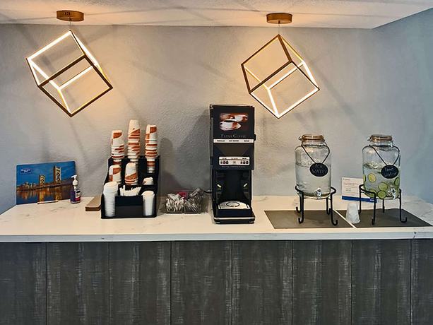 Imagen del bar/restaurante del Hotel Rodeway Inn Sacramento - University Area. Foto 2