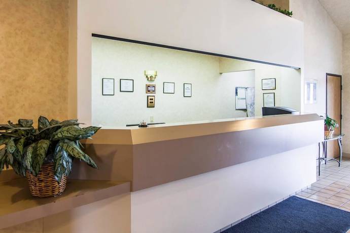 Imagen de los interiores del Hotel Rodeway Inn Salem. Foto 19