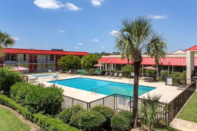 Imagen de la piscina del Hotel Rodeway Inn Santee I-95. Foto 19