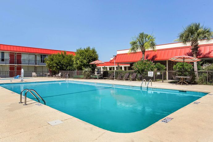 Imagen de la piscina del Hotel Rodeway Inn Santee I-95. Foto 20