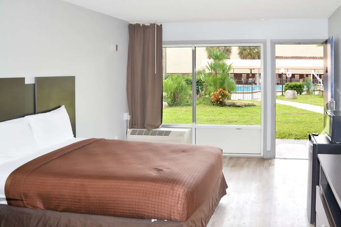 Imagen de la habitación del Hotel Rodeway Inn Sun City Center. Foto 4