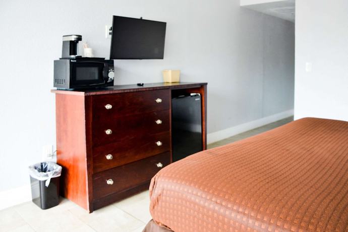 Imagen de la habitación del Hotel Rodeway Inn Sun City Center. Foto 8