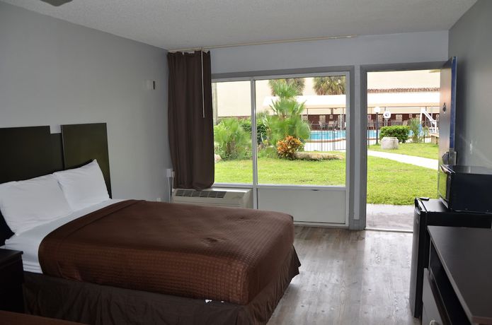 Imagen de la habitación del Hotel Rodeway Inn Sun City Center. Foto 12