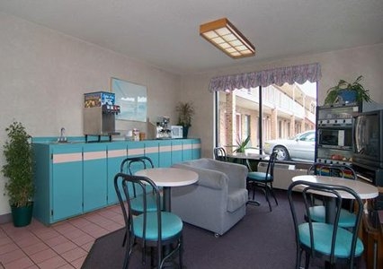 Imagen del bar/restaurante del Hotel Rodeway Inn University Area. Foto 2
