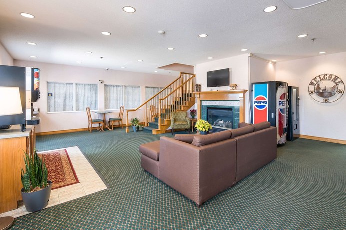 Imagen de los interiores del Hotel Rodeway Inn Urbana Champaign University Area. Foto 17