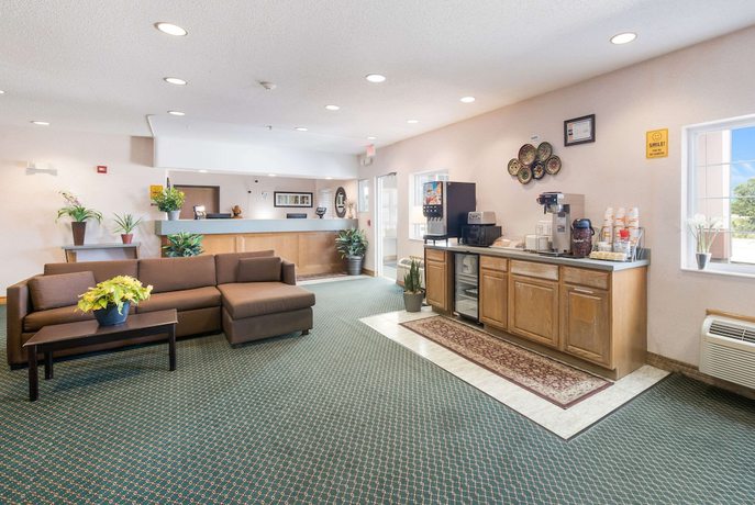 Imagen de los interiores del Hotel Rodeway Inn Urbana Champaign University Area. Foto 18