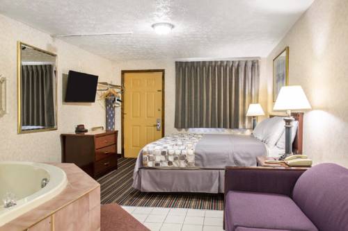 Imagen de la habitación del Hotel Rodeway Inn & Suites Branford. Foto 5
