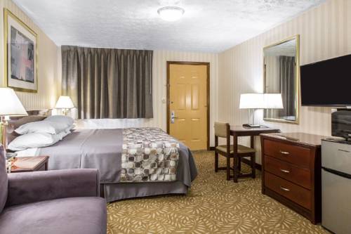 Imagen de la habitación del Hotel Rodeway Inn & Suites Branford. Foto 6