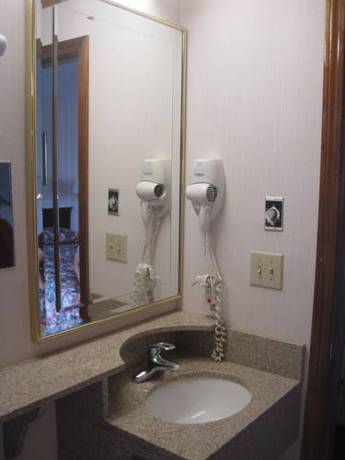 Imagen de la habitación del Hotel Rodeway Inn & Suites Branford. Foto 8