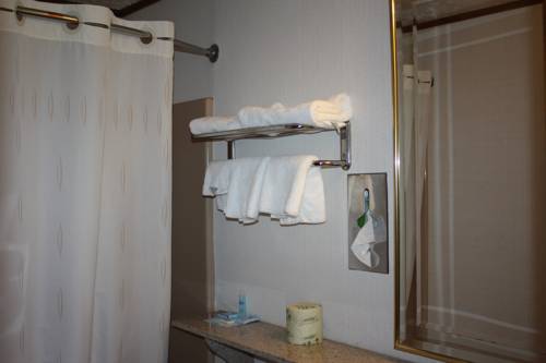 Imagen de la habitación del Hotel Rodeway Inn & Suites Branford. Foto 9
