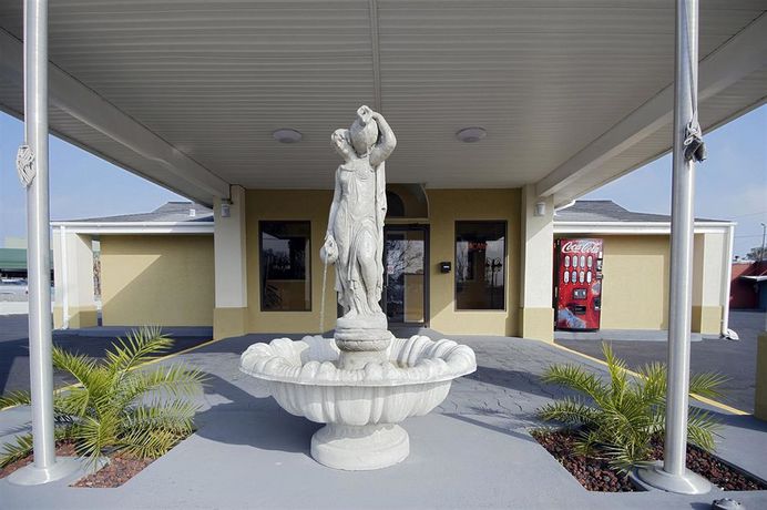 Imagen de la piscina del Hotel Rodeway Inn & Suites Enterprise. Foto 16