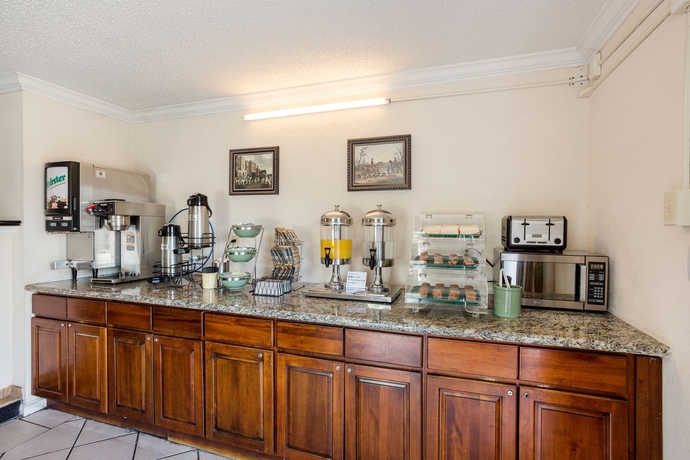 Imagen del bar/restaurante del Hotel Rodeway Inn & Suites. Foto 2