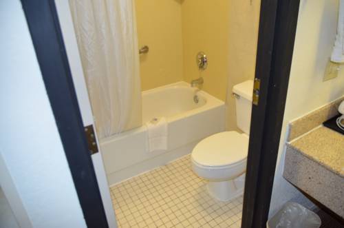 Imagen de la habitación del Hotel Rodeway Inn & Suites, Farragut. Foto 7