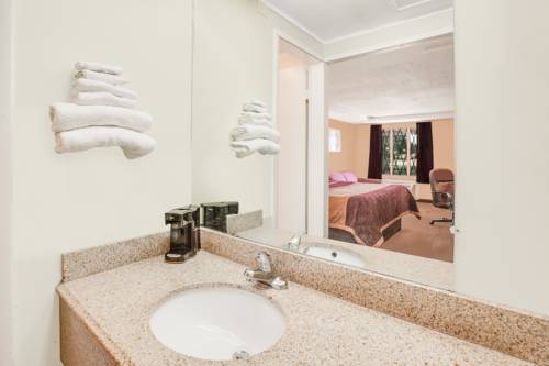 Imagen de la habitación del Hotel Rodeway Inn & Suites Saginaw, MI. Foto 3