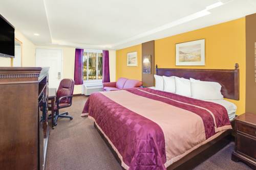 Imagen de la habitación del Hotel Rodeway Inn & Suites Saginaw, MI. Foto 10