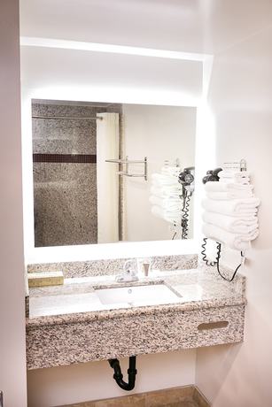 Imagen de la habitación del Hotel Rodeway Inn and Suites, Bellflower. Foto 12