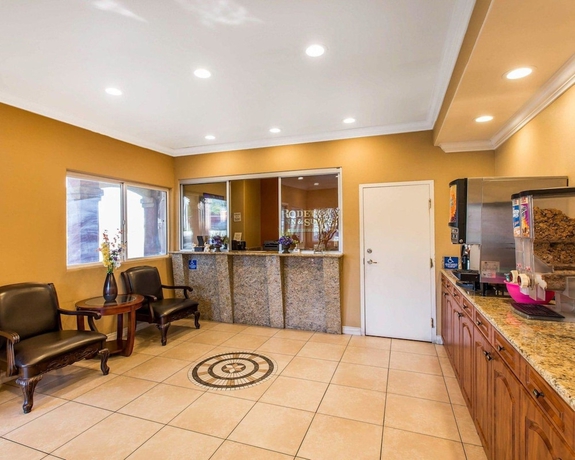Imagen de los interiores del Hotel Rodeway Inn and Suites Corona. Foto 17